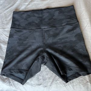 Lululemon wunder train short 6 inch in black camo